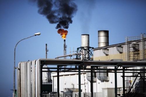 Một nhà máy lọc dầu ở Kuwat (Ảnh: AFP)