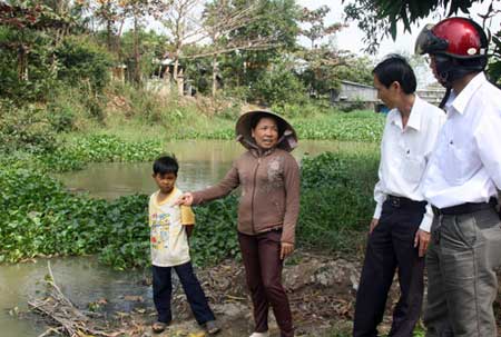 Người dân bức xúc trình bày việc DNTN Tấn Nhất Phương xả nước thải ra kênh Cần Đước, gây ô nhiễm môi trường (Ảnh: Nam Thơ/Công an Nhân dân)