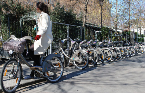 Một điểm xe đạp công cộng tại thành phố Paris (Pháp)