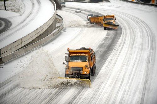 Xe gạt tuyết trên đường cao tốc xuyên bang ở Atlanta, ngày 12/2/2014 (Ảnh: David Tuli/AP)