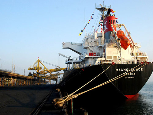 Mùng 1 Tết Giáp Ngọ, tại Công ty Kho vận và Cảng Cẩm Phả - Vinacomin (Quảng Ninh), tàu MAGNOLIA ACE nhận 24.200 tấn than cám 8 xuất khẩu sang thị trường Nhật Bản (Ảnh:TTXVN)