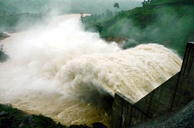 Thủy điện Đắk Mi 4 xả lũ với lưu lượng hơn 4.000m³/giây làm thiệt hại nặng nề vùng hạ du