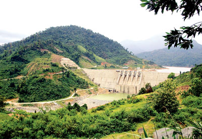 Đập thủy điện Đắk Mi 4 cắt nước dòng Vu Gia đổ về sông Thu Bồn khiến hạ du sông Vu Gia thiếu nước trầm trọng (Ảnh: Sài Gòn Giải Phóng)