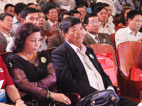 Ông Cao Văn Xứng, bà Lê Thị Cẩn (ảnh trên) và ông Nguyễn Hoàng Lương (ảnh dưới) tại hội nghị triển khai các dự án đầu tư và hỗ trợ phát triển rừng bền vững 2010-2020 (Ảnh: nld.com.vn)
