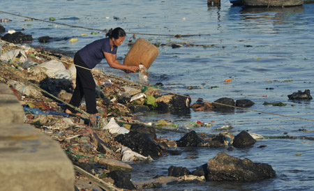 Người dân Lý Sơn đổ rác ra biển (Ảnh: Dân Việt)