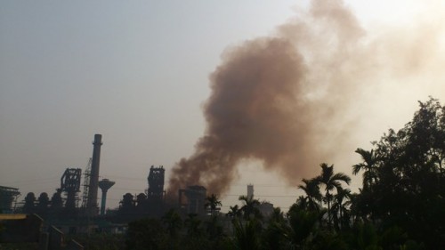 Nhà máy luyện gang Vạn Lợi nhả khói “đen trời” khiến cuộc sống người dân đảo lộn (Ảnh: Pháp luật Việt Nam)