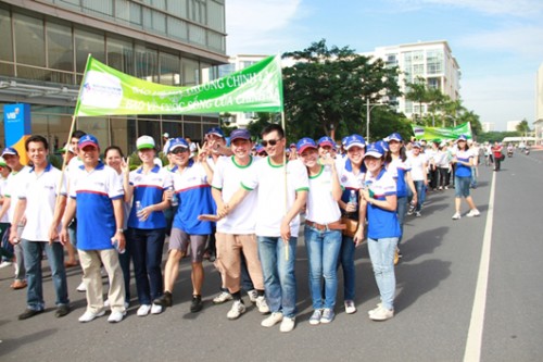 Các cán bộ Ngân hàng Phương Nam tham gia Chương trình đi bộ “Vì môi trường Xanh - Sạch - Đẹp” ngày Môi trường Thế giới 2013 (Ảnh: southernbank.com.vn)