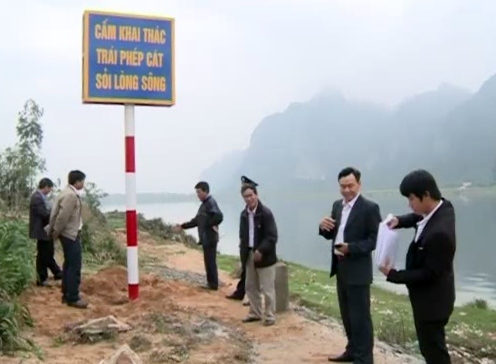 Cắm biển báo cấm khai thác cát sỏi trên sông Gianh (Ảnh: Đài phát thanh truyền hình Quảng Bình)