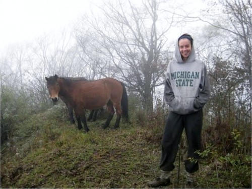 Nghiên cứu sinh Vanessa Hull của Đại học Michigan cạnh những chú ngựa được nông dân thả rông trong khu bảo tồn Wolong (Ảnh: livescience.com)