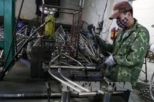 Sản xuất khung xe đạp tại doanh nghiệp Tuấn Phương, xã Quỳnh Minh, huyện Quỳnh Phụ, Thái Bình (Ảnh: Trần Việt/TTXVN)