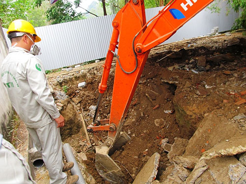 Nhờ phát hiện của người dân huyện Cẩm Thủy, tỉnh Thanh Hóa, việc chôn thuốc trừ sâu của Công ty Nicotex Thanh Thái bị phanh phui (Ảnh: Tuấn Minh/nld.com.vn)