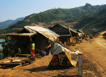 Nhiều hộ dân làm nhà tạm để ở chứ nhất quyết không vào khu tái định cư (Ảnh: Dân Việt)