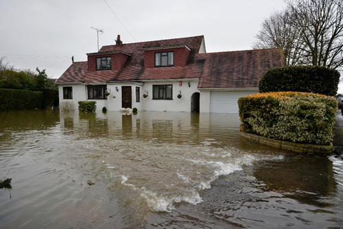 Ngập lụt tại đông nam nước Anh ngày 10/2 (Ảnh: AFP/TTXVN)