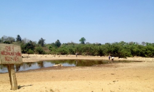 Những đứa trẻ xuống tắm, đùa chơi ở các vũng nước đọng lại giữa lòng sông Srêpốk (Ảnh: Báo Tài nguyên và Môi trường)