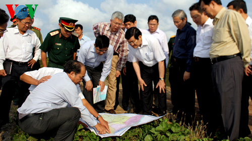 Chủ tịch nước Trương Tấn Sang khảo sát tuyến đê biển ở Bạc Liêu (Ảnh: VOV Online)