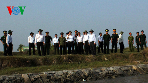 Chủ tịch nước Trương Tấn Sang khảo sát đê biển Cà Mau (Ảnh: VOV Online)