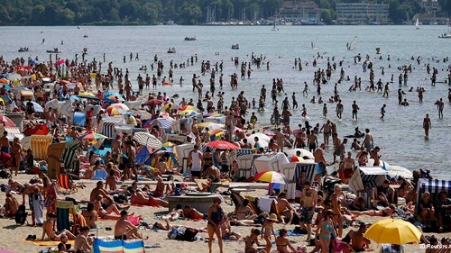 Thời tiết nắng nóng, người dân Berlin tập trung tại hồ Wannsee (Ảnh: dw.de)