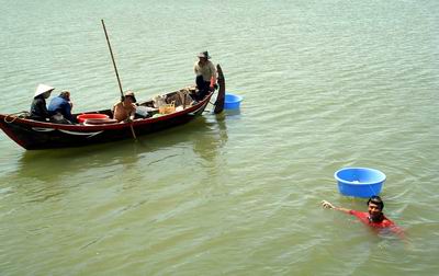 Người dân khai thác thủy sản trên đầm Thị Nại (Ảnh: Báo Bình Định)