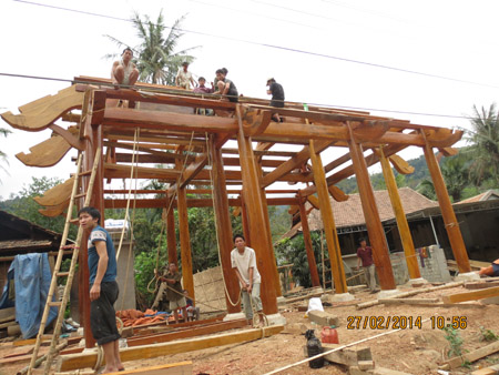 Một căn nhà gỗ hoành tráng đang dựng dở, ảnh chụp tại xã Yên Na sáng 27/2 (Ảnh: Dân Việt)
