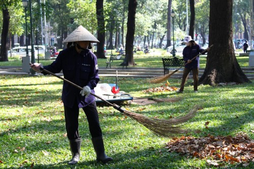 Công việc của những nữ công nhân vệ sinh bắt đầu từ rất sớm