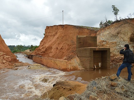 Thủy điện Đăk Mek 3 bị đổ sập vào tháng 11/2012 (Ảnh: nld.com.vn)