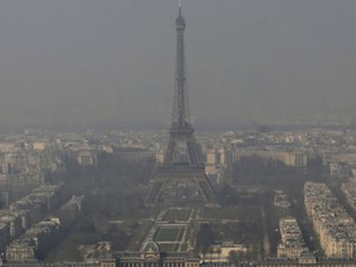 Paris mù mịt khói bụi nhiều ngày qua (Ảnh: AP)