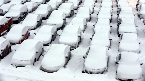 Những chiếc xe ở bãi đậu xe Sân bay quốc tế O'Hare/Chicago bị tuyết phủ dày (Ảnh: AP) 