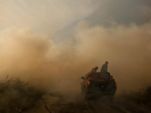 Nhân viên cứu hỏa nỗ lực khống chế đám cháy rừng ở tỉnh Riau, trên đảo Sumatra (Ảnh: AFP/TTXVN)