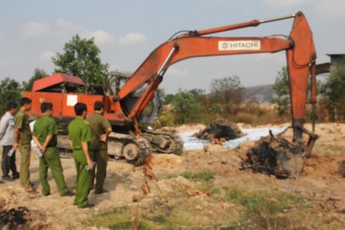 Lực lượng chức năng tiến hành đào hố chôn chất thải ở Công ty Xử lý phế liệu rắn Việt Nam (Ảnh: Báo Tây Ninh)
