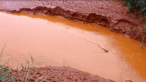 Nước thải đỏ quạch chảy ra sông Lô (Ảnh: Nông nghiệp Việt Nam)