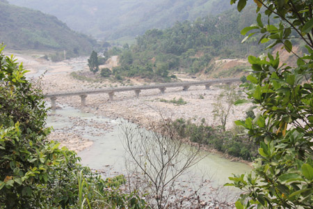 Lòng sông phía dưới Thủy điện Đăkrinh hiện gần như trơ đáy (Ảnh: Dân Việt)