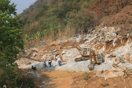 Công ty cổ phần Đầu tư Chung Nguyên khai thác đá trái phép tại núi Pa Lầu (Ảnh: Dân Việt)