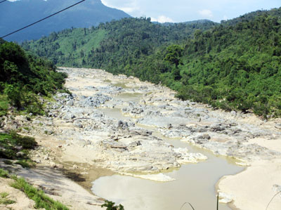 Sông Đăk Mi, thượng nguồn sông Vu Gia bị cạn khô do thủy điện Đăk Mi 4 chặn dòng (Ảnh: Nguyên Khôi/Sài Gòn Giải Phóng)