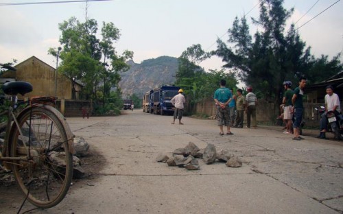 Dân dùng đá hộc chặn tuyến đường vận chuyển vật liệu (Ảnh: Báo Quảng Ninh)