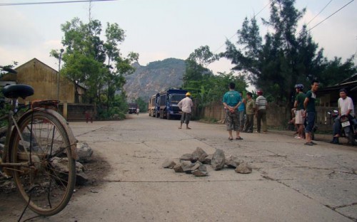 Dân dùng đá hộc chặn tuyến đường vận chuyển vật liệu (Ảnh: Báo Quảng Ninh)