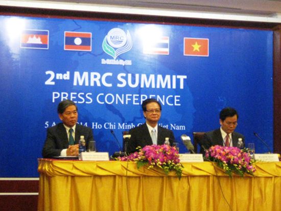 Thủ tướng Nguyễn Tấn Dũng tại buổi họp báo công bố kết quả Hội nghị.