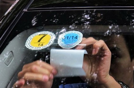 Sắp có tem thứ 3 dán trên kính xe ô tô bên cạnh tem đăng kiểm  và thu phí sử dụng đường bộ (Ảnh: VBF)