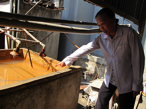 Nhiều hộ dân xã Tân Kiên, huyện Bình Chánh, TP HCM phải dùng bể lọc phèn nhưng nước vẫn còn mùi tanh (Ảnh: Thu Hồng/nld.com.vn)