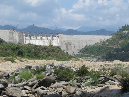 Sông Vu Gia thiếu nước trầm trọng do thủy điện (Ảnh: Pháp luật Việt Nam)