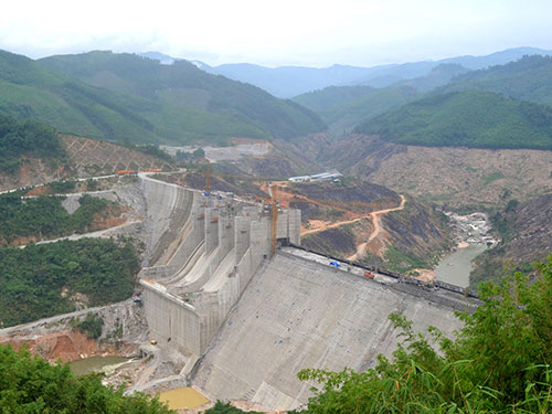 Lòng hồ tiếp giáp vị trí thân đập thủy điện Đắkdrinh thuộc huyện Sơn Tây, tỉnh Quảng Ngãi (Ảnh: nld.com.vn)
