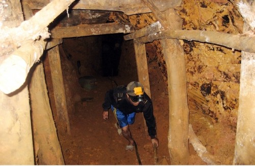 Làm việc dưới hầm sâu, nguy cơ sập hầm chết người luôn rình rập (Ảnh: Nông nghiệp Việt Nam)