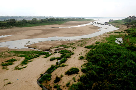 Mùa khô, nước ở hạ du Hà Nội giảm thấp và có chiều hướng ngày càng trầm trọng (Ảnh: Hà Nội Mới)