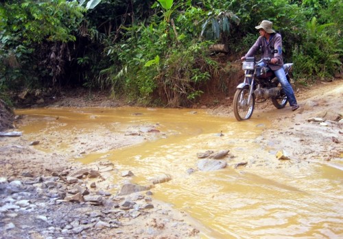 Bùn sa khoáng từ các nhà máy vàng thải ra sông (Ảnh: Nông nghiệp Việt Nam)