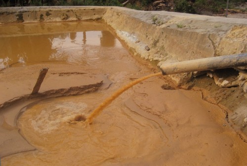 Nước thải lọc vàng đổ trực tiếp ra sông Trà La (Ảnh: Nông nghiệp Việt Nam)