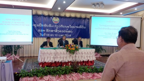 Bộ trưởng Bộ TN&MT Nguyễn Minh Quang (giữa) cùng đoàn công tác tham dự Hội thảo tại Viêng Chăn, Cộng hòa DCND Lào ngày 10/4/2014 (Ảnh: Monre.gov.vn)