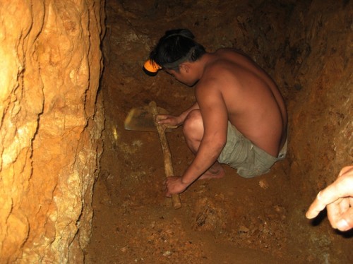 Trong hầm vàng thiếu không khí, nóng nực nên phu vàng thường không mặc áo (Ảnh: Nông nghiệp Việt Nam)