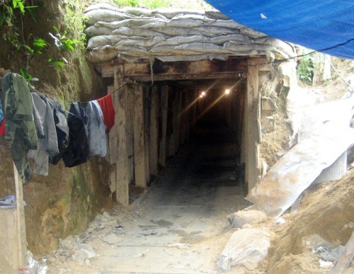 Phu vàng phải làm việc trong những căn hầm xuyên sâu trong lòng núi (Ảnh: Nông nghiệp Việt Nam)