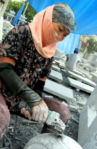 Chị Lê Thị Hạnh vẫn miệt mài chế tác đá mặc cho ô nhiễm, bụi bặm (Ảnh: Đại Đoàn Kết)