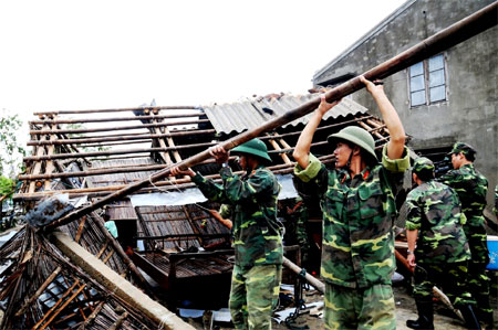 Cán bộ, chiến sĩ Sư đoàn 315 (Quân khu 5) giúp nhân dân dựng lại nhà sau cơn bão số 11 (năm 2013) (Ảnh: Phan Tiến Dũng/Quân đội Nhân dân)