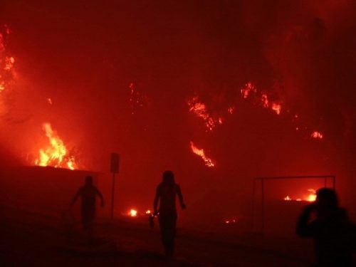 Người dân sơ tán khỏi khu vực hỏa hoạn (Ảnh: Tân Hoa Xã)